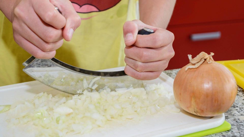 Нарежете тазик лука и не заплачете: поможет простой и эффективный метод