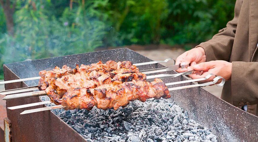 Как правильно жарить шашлык из свинины: секреты и советы