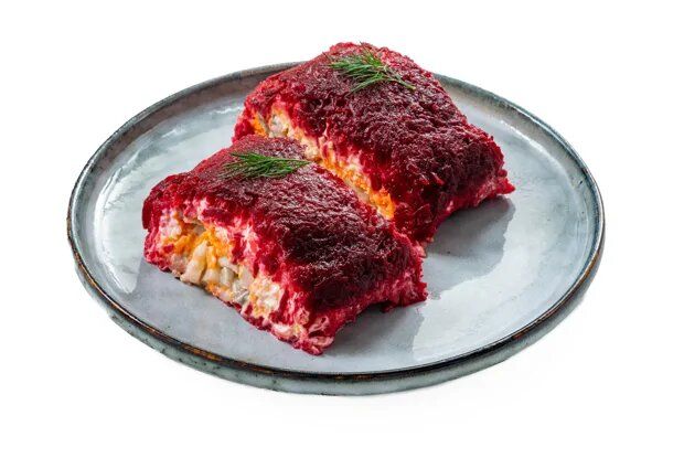 Рулет с селедкой под шубой: оригинальная подача привычного блюда